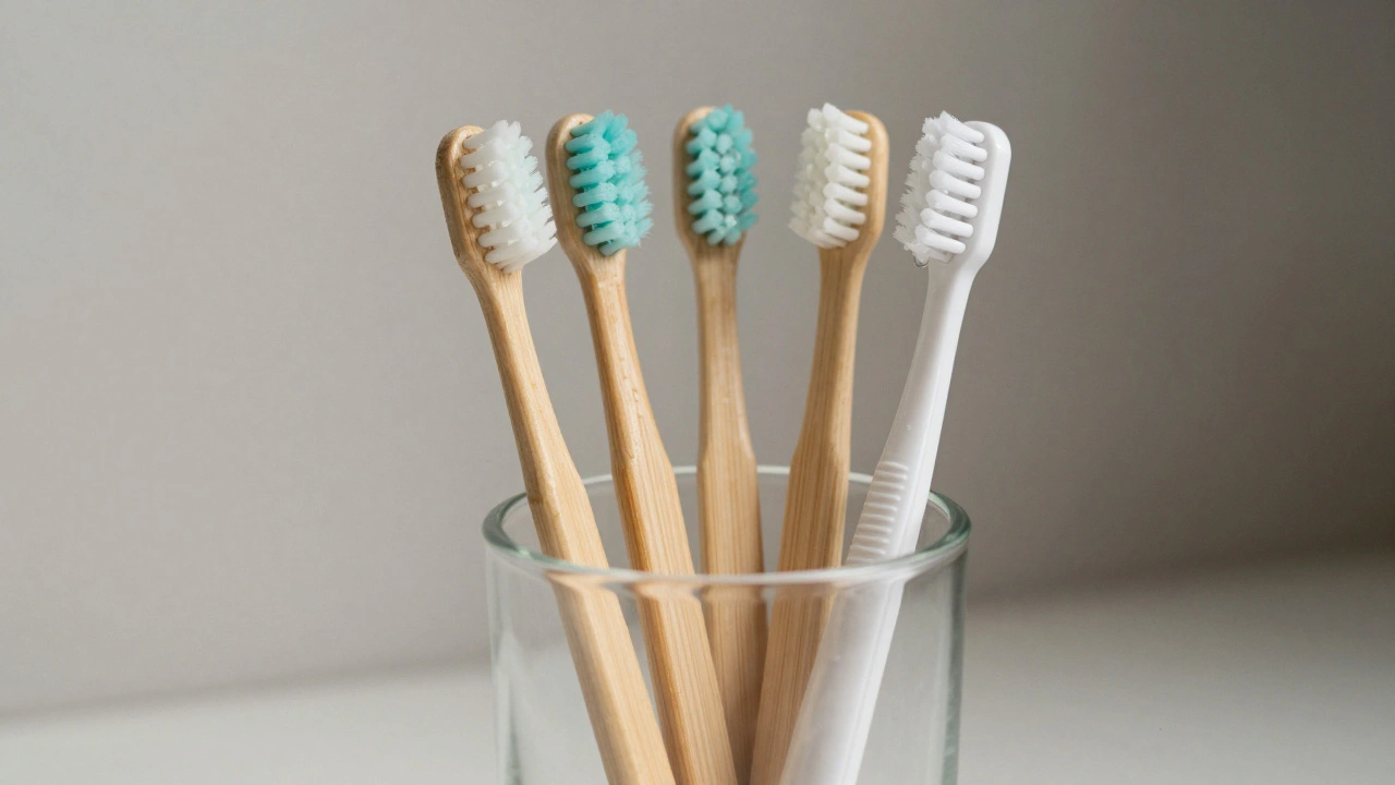 Týdenní sada opotřebovaných mezizubních kartáčků v skleněném držáku.