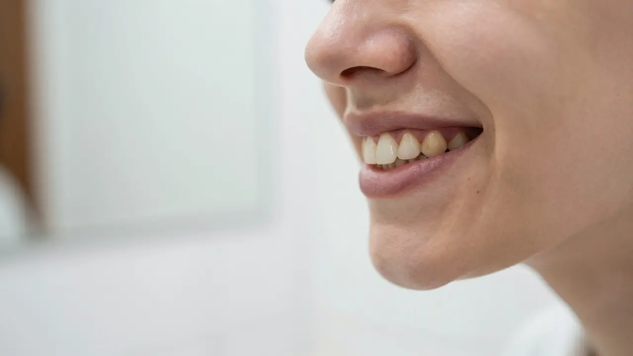 Jak se zbavit hnědých povlaků na zubech: Efektivní metody a domácí péče