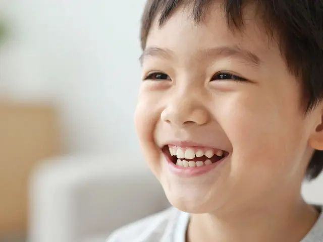 Jak dlouho trvá výměna zubu? Časy, procesy a co vás čeká u dentista