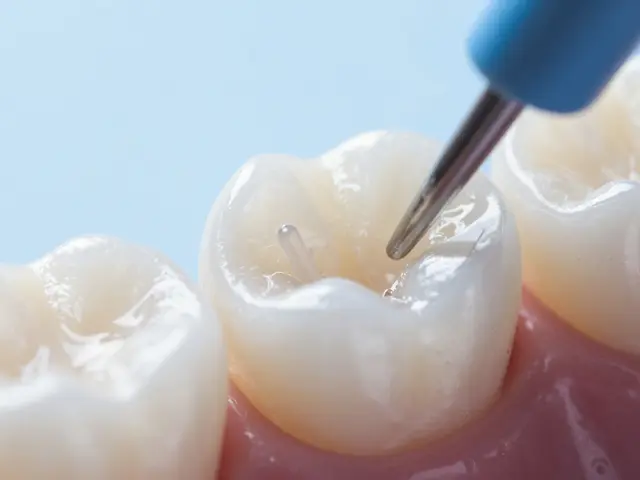 Jak drží zubní náhrady a keramická rovnátka? Podrobné vysvětlení