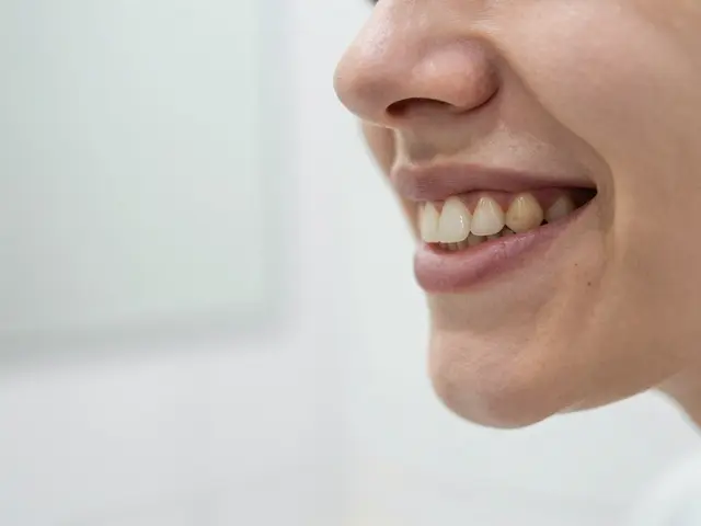 Jak se zbavit hnědých povlaků na zubech: Efektivní metody a domácí péče