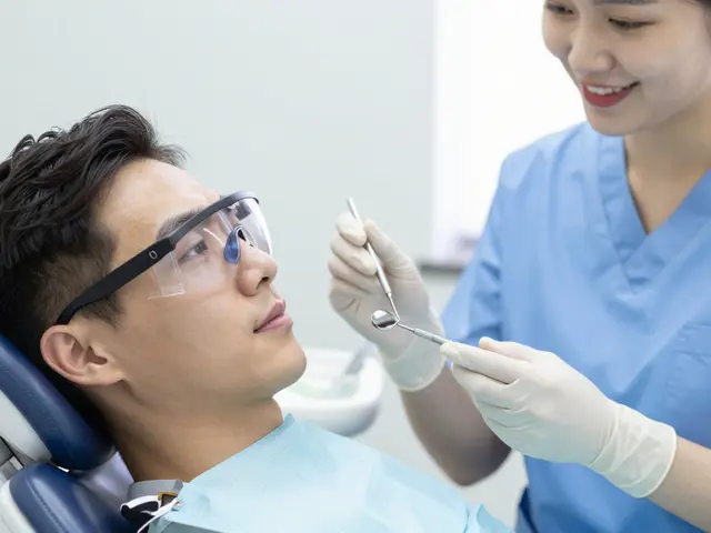 Co se dělá na první dentální hygieně? Kompletní průvodce pro nováčky