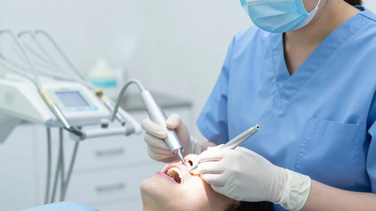 Bělení zubů u dentální hygienistky: Ceny, metody a co vás čeká v roce 2026