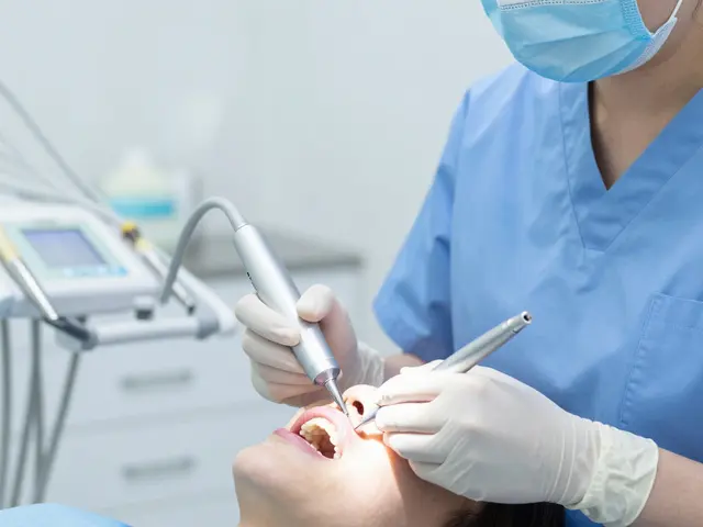 Bělení zubů u dentální hygienistky: Ceny, metody a co vás čeká v roce 2026