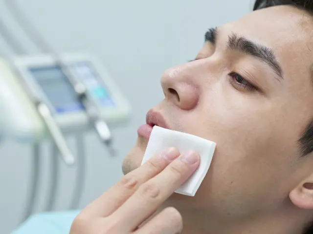 Co dělat po zavedení zubního implantátu: Kompletní průvodce péčí a uzdravováním